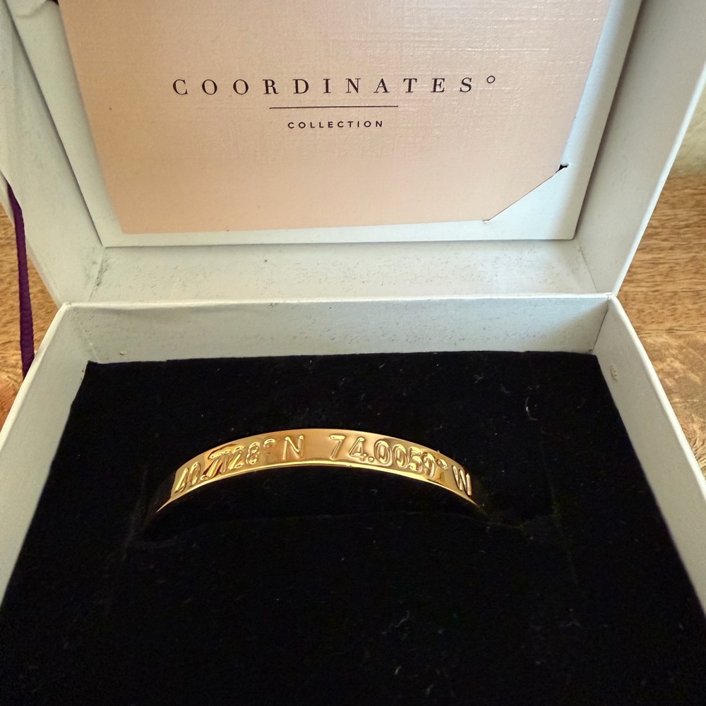 Coordinates Collection Legend
Customized New York City Gold
Bracelet New In Box